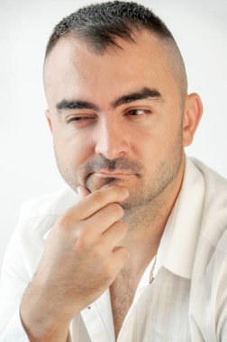 Yüzünde şaşkınlık ifadesi olan karizmatik bir adamın portresi. Posterler ve afişler için duygular. Şok olmuş, şaşkın bakışlı adam. 