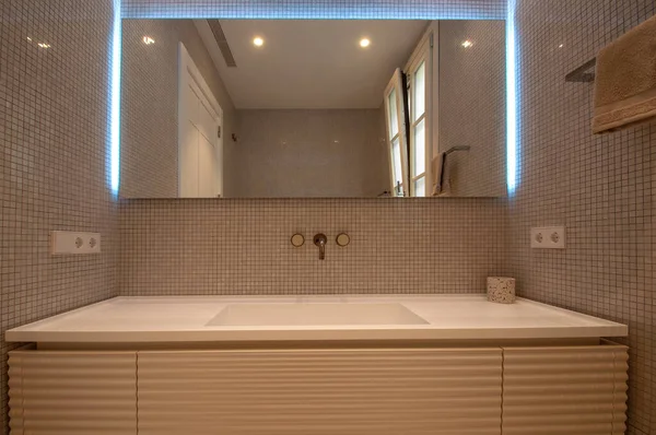 Geniş Aynalı Lavabolu Modern Banyo — Stok fotoğraf