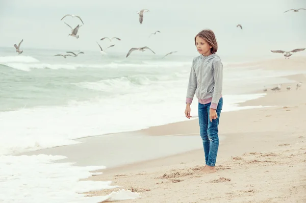 Красива Дівчина Гуляє Вздовж Пляжу Чайки Літають Навколо Концепція Свободи — стокове фото