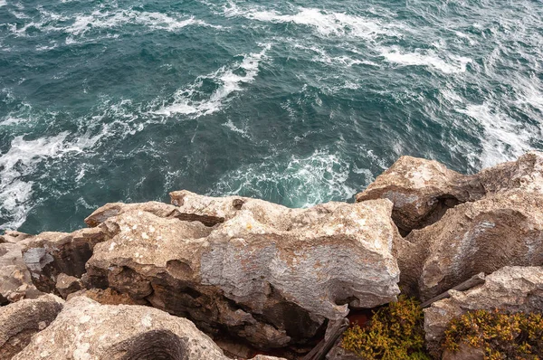 대양의 해변에 청록색 바닷물을 때리는 포르투갈 해안선의 절벽의 놀라운 풍경이었습니다 — 스톡 사진