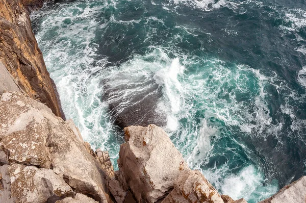 대양의 해변에 청록색 바닷물을 때리는 포르투갈 해안선의 절벽의 놀라운 풍경이었습니다 — 스톡 사진