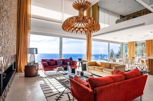 Lüks Modern Oturma Odası Modern Bir Kanepe Halı Şömine Deniz — Stok fotoğraf