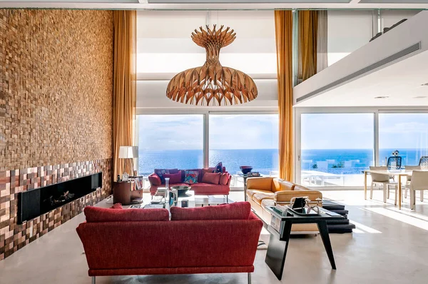 Luxus Und Modernes Wohnzimmer Mit Einem Modernen Sofa Teppich Kamin — Stockfoto
