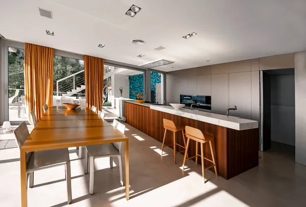 Luxuriöse Küche Mit Esszimmer Und Stilvollen Möbeln Einbauschränke Mit Eingebauten — Stockfoto