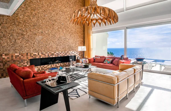 Luxus Und Modernes Wohnzimmer Mit Einem Modernen Sofa Teppich Kamin — Stockfoto