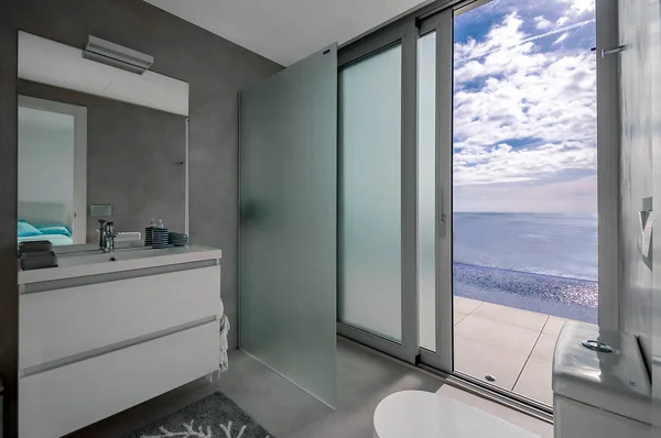 Banheiro Moderno Com Chuveiro Vista Mar — Fotografia de Stock