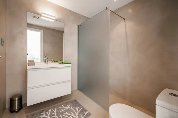 Banheiro Moderno Com Chuveiro Cor Bege Com Mobiliário Branco — Fotografia de Stock