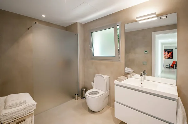 Banheiro Moderno Com Chuveiro Cor Bege Com Mobiliário Branco — Fotografia de Stock