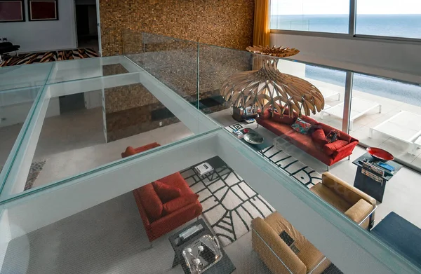 Szklane Przezroczyste Podłogi Luksusowej Willi Widokiem Salon — Zdjęcie stockowe