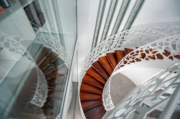 Beautiful White Spiral Staircase Wooden Steps White Iron Railings Selective — Stock Photo, Image