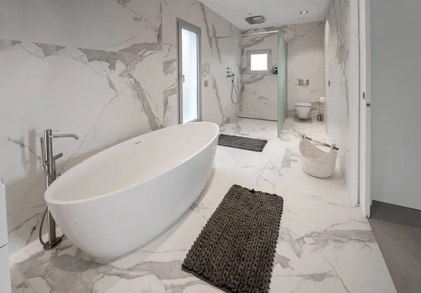 Luxo Banheiro Mármore Branco Com Uma Luxuosa Banheira Independente Lavatórios — Fotografia de Stock