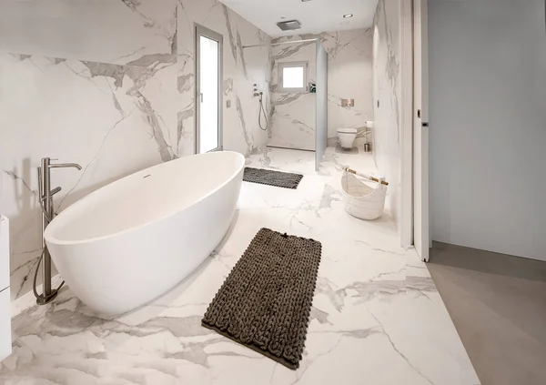 Luxus Badezimmer Aus Weißem Marmor Mit Freistehender Badewanne Und Waschbecken — Stockfoto