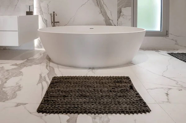 Luxus Badezimmer Aus Weißem Marmor Mit Freistehender Badewanne Und Waschbecken — Stockfoto