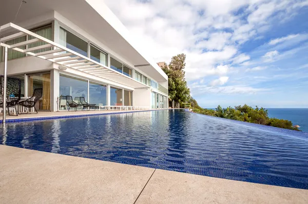海の景色を望む豪華なビーチハウス 現代的なデザインの豪華なインフィニティプールとテラス 大きな家族のための休暇の家 — ストック写真