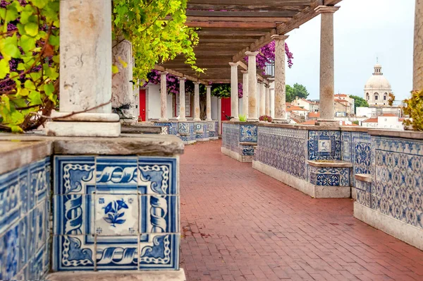 Lisbon 'u. Portekiz. Tarihi Alfama 'da ünlü bir bakış açısı olan Miradouro de Santa Luzia. Portekiz 'de tipik Azulejo fayansları.