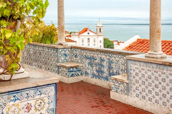 里斯本Lisbon 葡萄牙 美丽的城市风景 一条沿着著名的阿尔法马区的旅游路线 Miradouro Santa Luzia以Alfama古城和Saint Stephen Church为背景的观点 — 图库照片