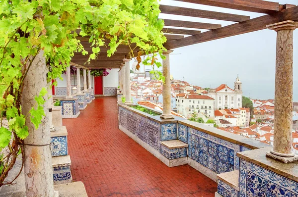 リズボン ポルトガルだ 市内の美しい景色 有名なアルファマ地区に沿って観光ルート アルファマ旧市街と背景に聖シュテファン教会とミラドゥロ サンタ ルジアの視点 — ストック写真
