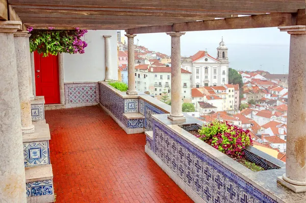 リズボン ポルトガルだ 市内の美しい景色 有名なアルファマ地区に沿って観光ルート アルファマ旧市街と背景に聖シュテファン教会とミラドゥロ サンタ ルジアの視点 — ストック写真