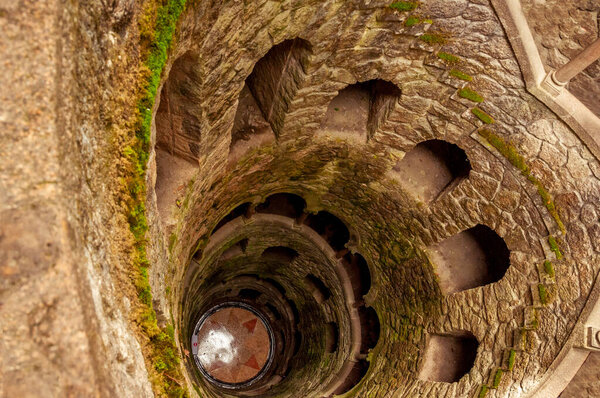 Синтра, Португалия, и знаменитый колодец в Кинта-да-Регали. 