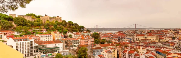 ポルトガル サンホルヘ城とリスボンのパノラマビュー — ストック写真