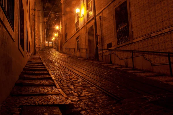 Gammal Europeisk Typisk Urban Scen Den Smala Stadsgatan Natten Lissabon Stockbild