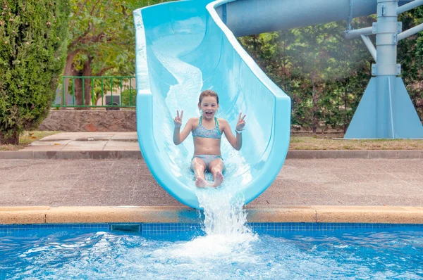 Glückliches Mädchen Wasserpark Das Die Rutsche Hinuntergeht Wasserrutsche Einem Wasserpark — Stockfoto
