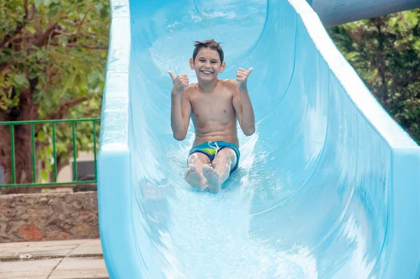 Glücklicher Junge Wasserpark Beim Rutschen Wasserrutsche Einem Wasserpark Glückliche Kindheit — Stockfoto