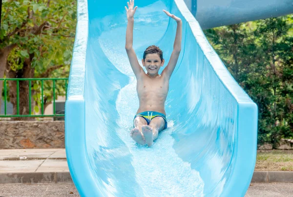 Glücklicher Junge Wasserpark Beim Rutschen Wasserrutsche Einem Wasserpark Glückliche Kindheit — Stockfoto