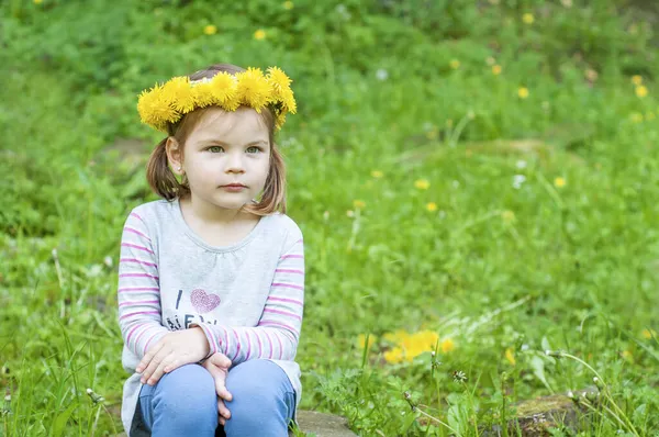 Радостная Счастливая Девочка Играет Одуванчиками Парке Счастливое Детство Крупный План — стоковое фото