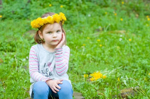 Радостная Счастливая Девочка Играет Одуванчиками Парке Счастливое Детство Крупный План — стоковое фото