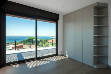 Dolu gardırobu olan boş bir oda. iç tasarım kavramı.