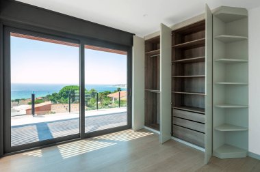 Açık kapılı, içi boş gardıroplar. Yeni ev, boş odalar.. 
