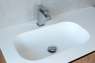 Banyoda mikser musluğu olan modern beyaz lavabo.. 