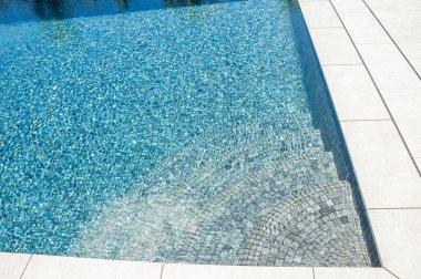 Havuz manzarası kapalı. Merdivenlerden havuza in..