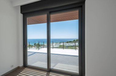 Denize bakan geniş panoramik pencereli boş bir oda. Büyük tadilattan sonra oda. 