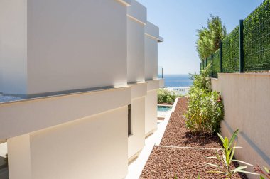 Modern bir evin yan cephesi.