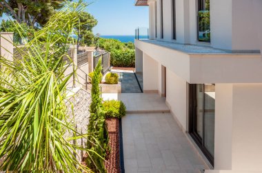 Modern bir evin yan cephesi.