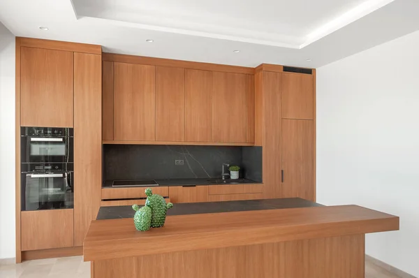 Cozinha Moderna Com Ilha Marrons — Fotografia de Stock