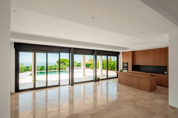 Großes Unmöbliertes Wohnzimmer Mit Kombinierter Küche Mit Modernen Möbeln — Stockfoto