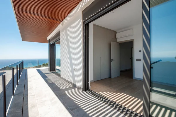 Vista Mar Desde Una Gran Terraza Con Mampara Cristal — Foto de Stock