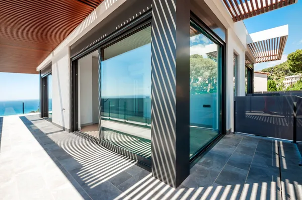 Vista Mar Desde Una Gran Terraza Con Mampara Cristal — Foto de Stock