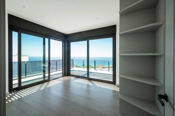 Пустой номер с большими панорамными окнами с видом на море. Номер после капитального ремонта. 