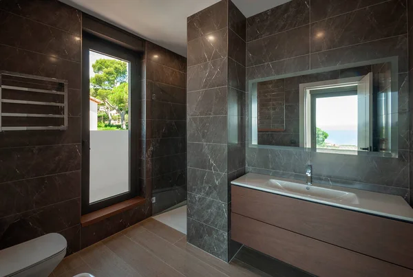 Banheiro Moderno Com Grande Janela Com Lavatório Moderno — Fotografia de Stock