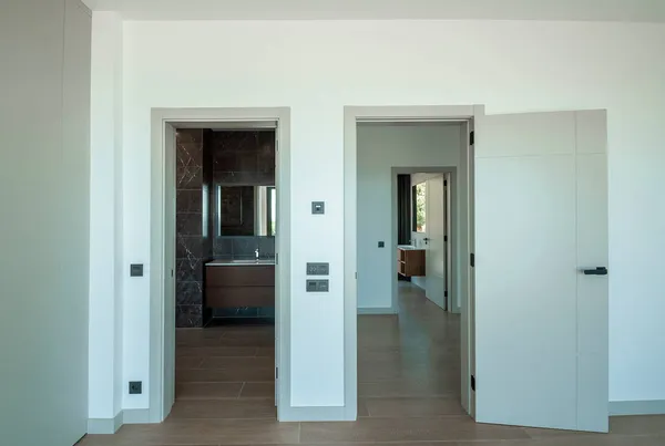 Сучасні Внутрішні Двері Вид Ванну Кімнату — стокове фото