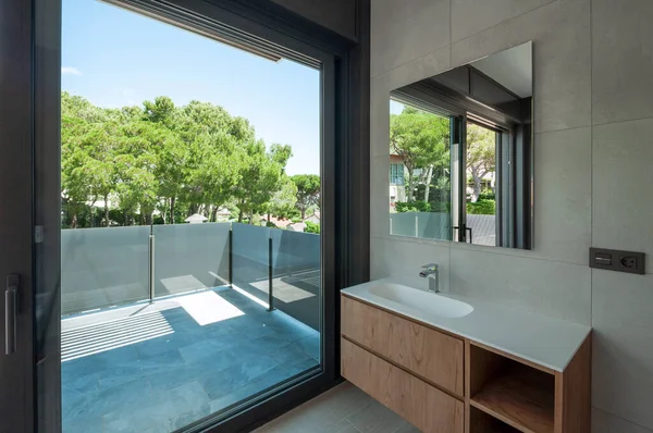 モダンな洗面台付きの大きな窓付きのモダンなバスルーム — ストック写真