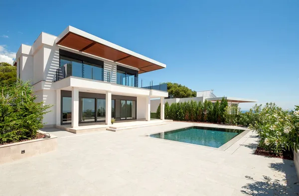 Moderna Fachada Una Villa Lujo Con Una Gran Piscina Propiedad —  Fotos de Stock