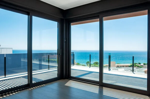 Leeres Zimmer Mit Großen Panoramafenstern Mit Blick Auf Das Meer — Stockfoto