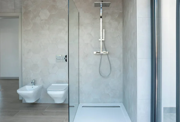 Bagno Moderno Con Diamante Grigio Piastrelle Rettangolari Grande Doccia Con — Foto Stock