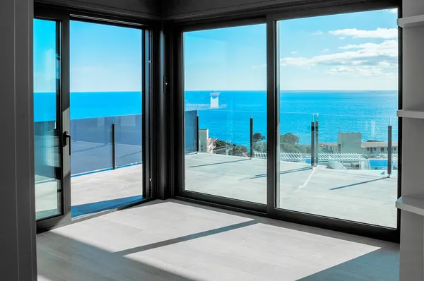 Denize Bakan Geniş Panoramik Pencereli Boş Bir Oda Büyük Tadilattan — Stok fotoğraf