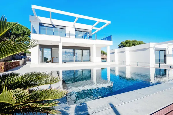 Die Moderne Fassade Einer Luxusvilla Mit Großem Swimmingpool Moderne Luxusimmobilien — Stockfoto